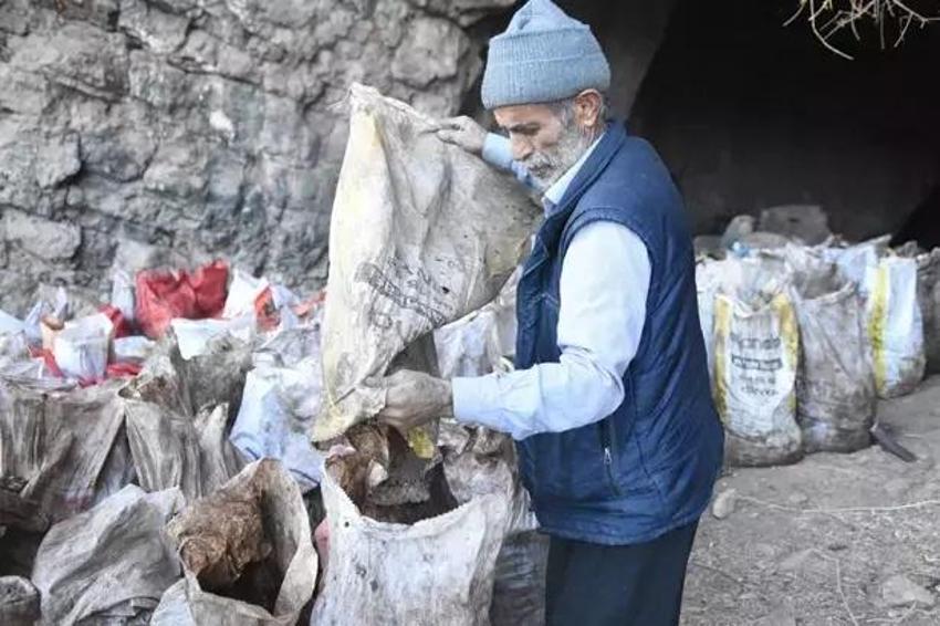 Şanlıurfa'da 300 metre derinde bulundu! Köylülere meslek oldu: Torbasını 350 liraya satıyorlar