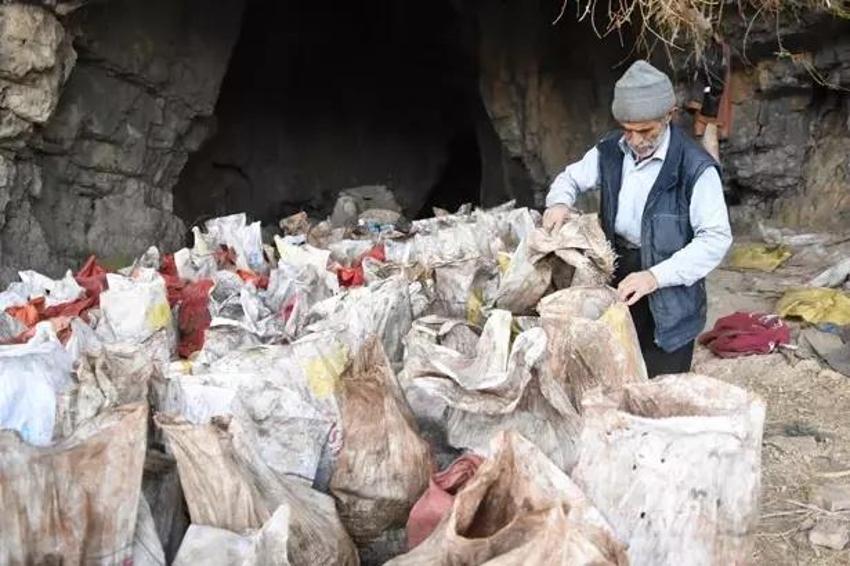 Şanlıurfa'da 300 metre derinde bulundu! Köylülere meslek oldu: Torbasını 350 liraya satıyorlar