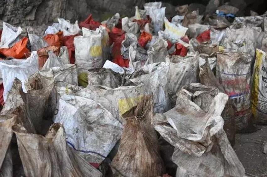Şanlıurfa'da 300 metre derinde bulundu! Köylülere meslek oldu: Torbasını 350 liraya satıyorlar