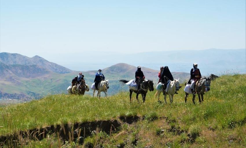 Muş'ta kadınlar at sırtında: Evden 16 kilometre uzakta bu işi yapıyorlar