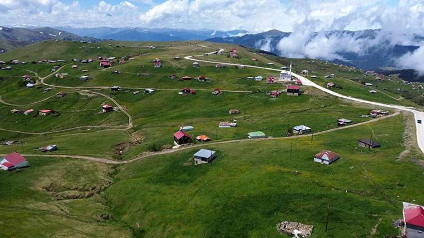 Yatağa bağımlı meslektaşının yayla hasretini drone görüntüleriyle dindirdi! Trabzon yaylaları drone ile yatağına geldi!