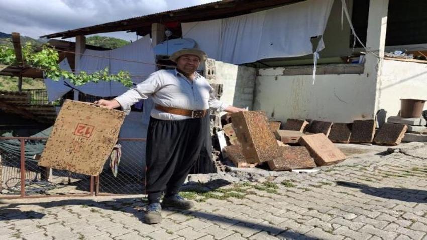 15 dakikada binlerce sinek yakaladı! Adana usulü yöntemde iki ürün kullandı