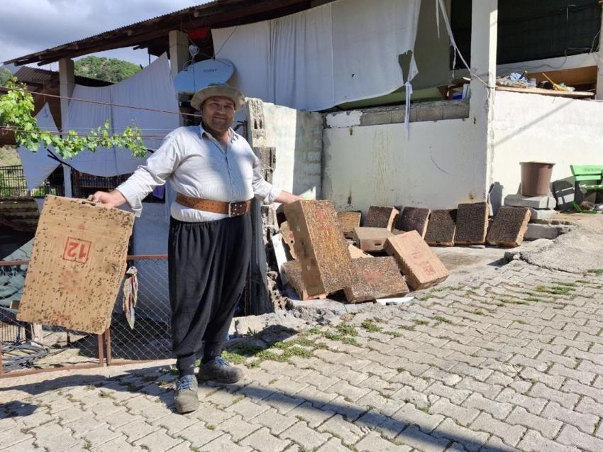 15 dakikada binlerce sinek yakaladı! Adana usulü yöntemde iki ürün kullandı