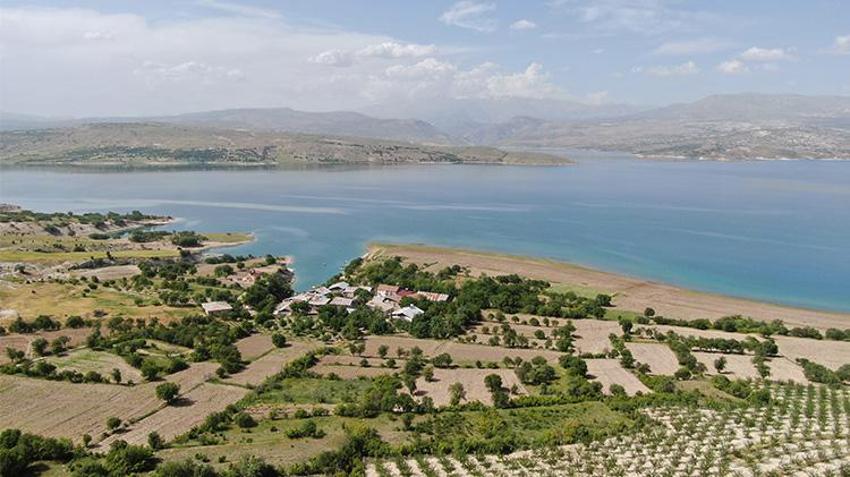 Elazığ'da Akdeniz sahillerini andıran köyün ilginç özelliği! Malatya, Erzincan ve Tunceli buraya bakıyor