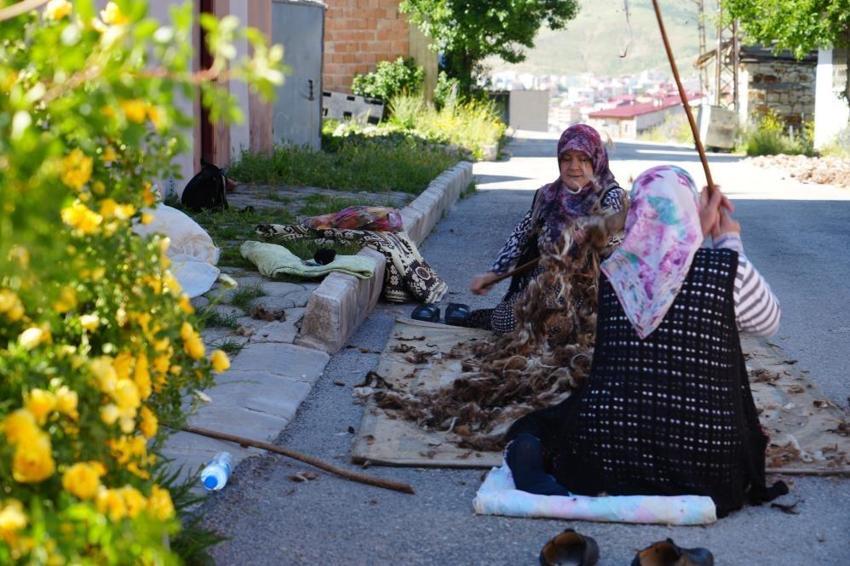 Kış memleketinde mesai başladı: Bayburtlu kadınlar sağlık için kolları sıvadı