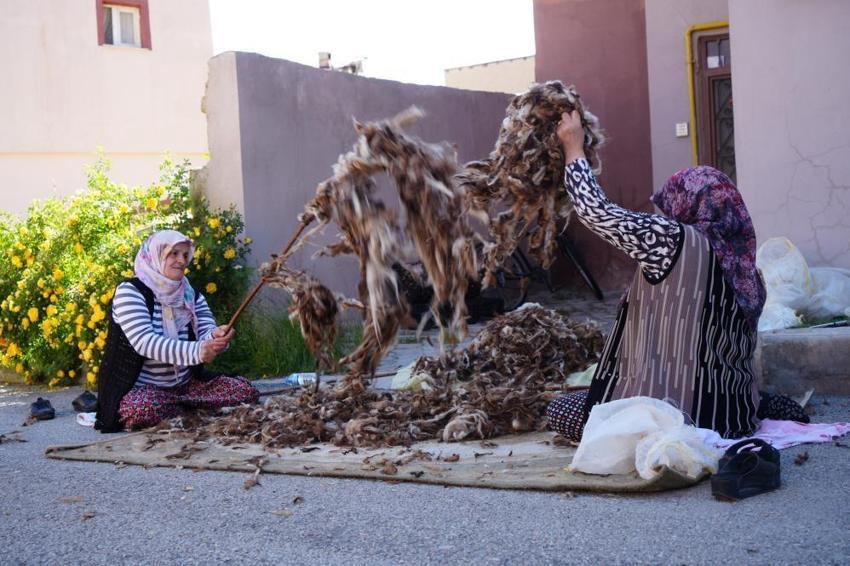 Kış memleketinde mesai başladı: Bayburtlu kadınlar sağlık için kolları sıvadı
