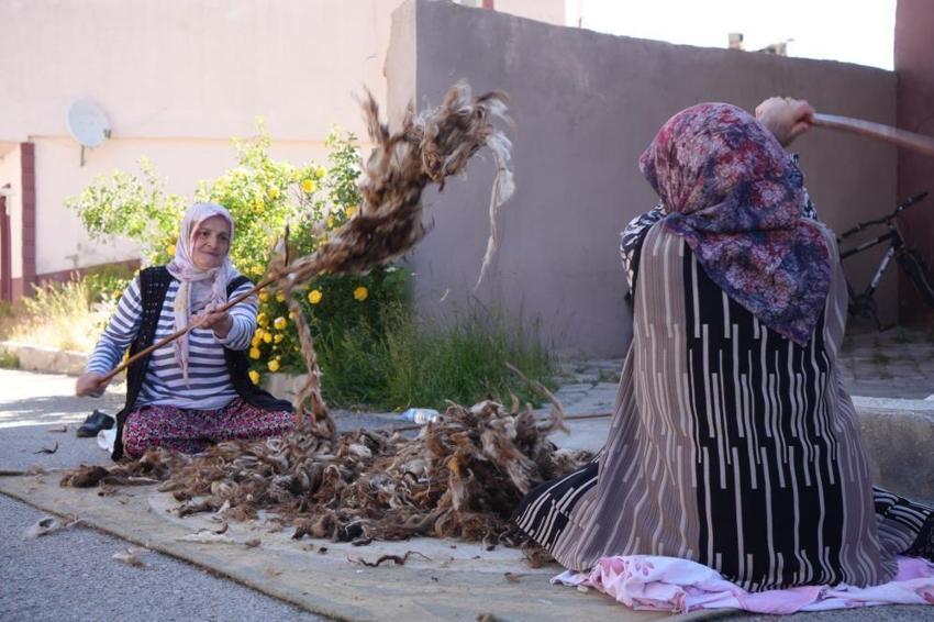 Kış memleketinde mesai başladı: Bayburtlu kadınlar sağlık için kolları sıvadı