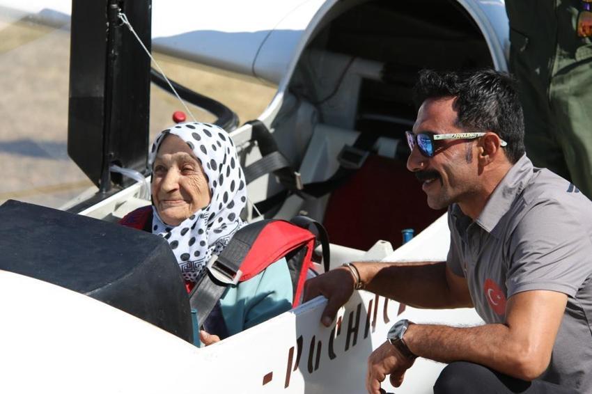 Direksiyon sallamaktan kanat çırpmaya! Gençliğinde kurduğu hayali 83 yaşında Eskişehir'de gerçekleştirdi