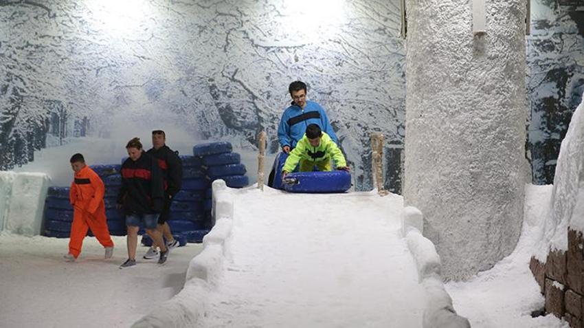 Antalya'da yaz ayında mont giyiyorlar! Turistler buraya akın ediyor