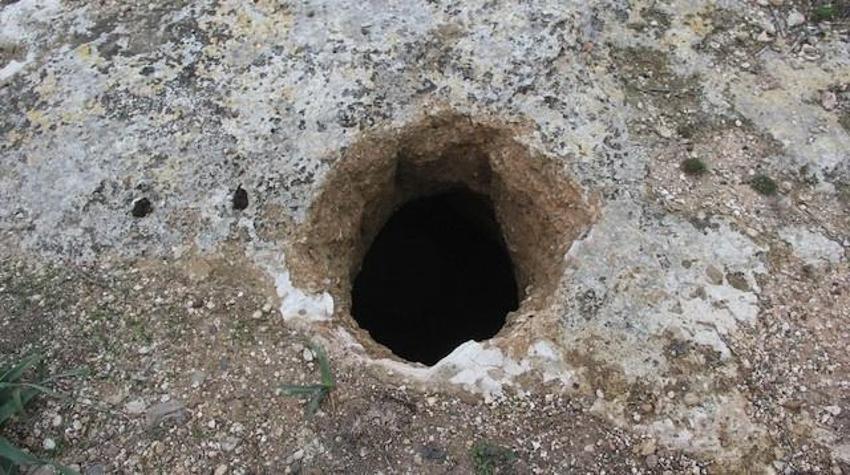 Adana'da köyün tepesinde ortaya çıktı! Apar topar kaçtılar: 26 parça hazine bulundu