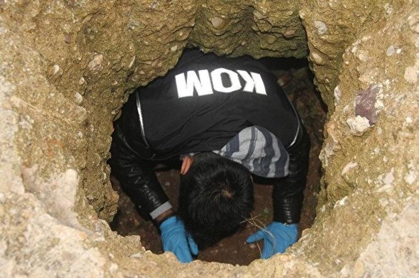 Adana'da köyün tepesinde ortaya çıktı! Apar topar kaçtılar: 26 parça hazine bulundu