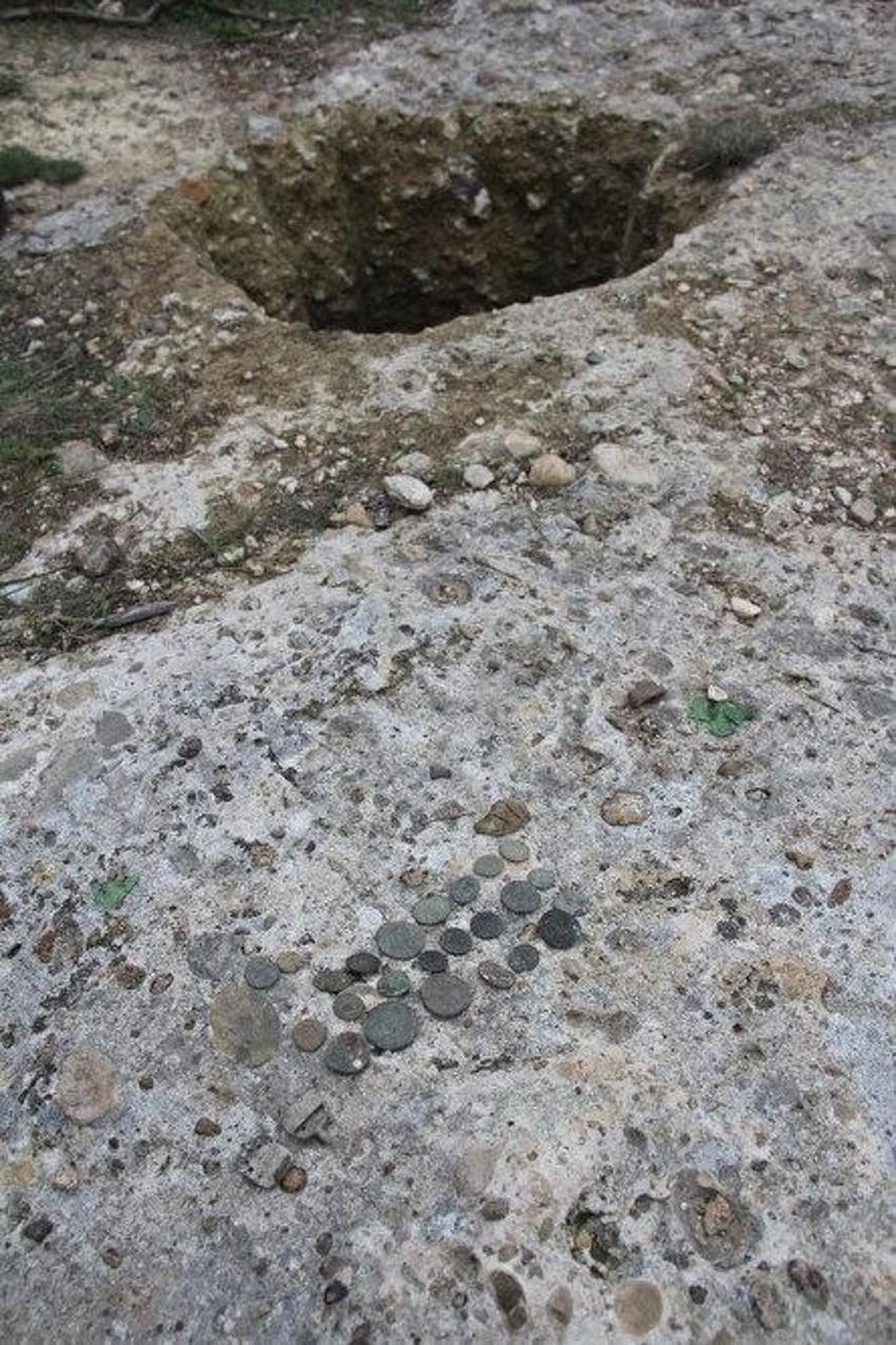 Adana'da köyün tepesinde ortaya çıktı! Apar topar kaçtılar: 26 parça hazine bulundu