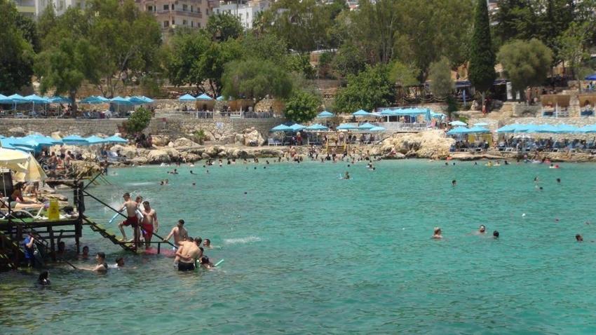 Uygun fiyatıyla tatilcilerin yeni gözdesi: Bölge halkı "doğal havuz" diyor