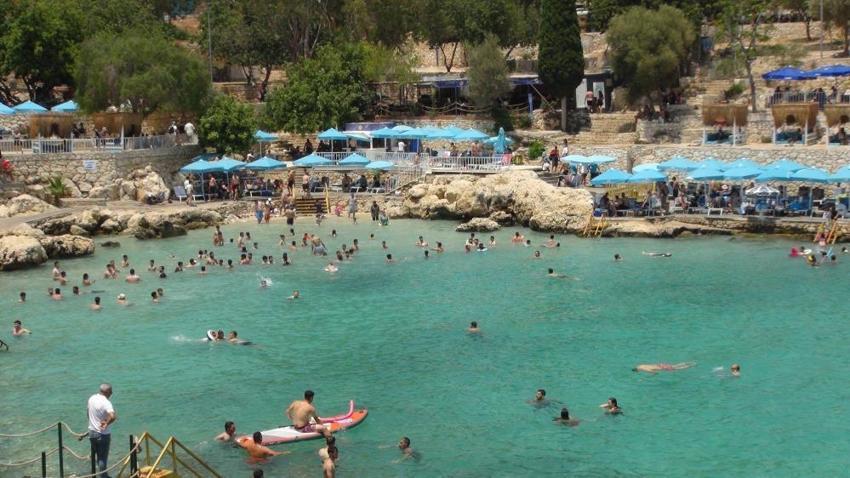 Uygun fiyatıyla tatilcilerin yeni gözdesi: Bölge halkı "doğal havuz" diyor
