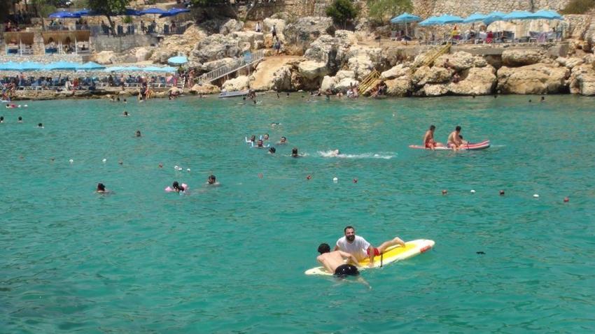 Uygun fiyatıyla tatilcilerin yeni gözdesi: Bölge halkı "doğal havuz" diyor