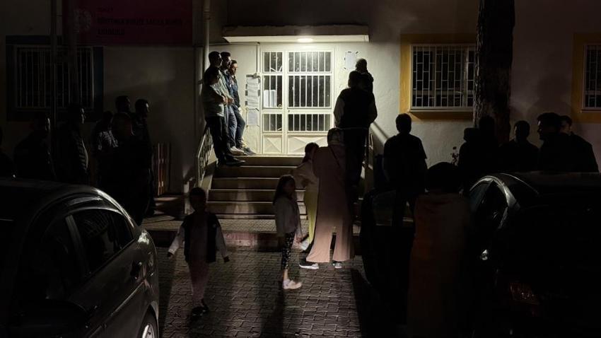 Tokat'ta gece yarısı karar değişti: Veliler okul önünde sıraya girdi
