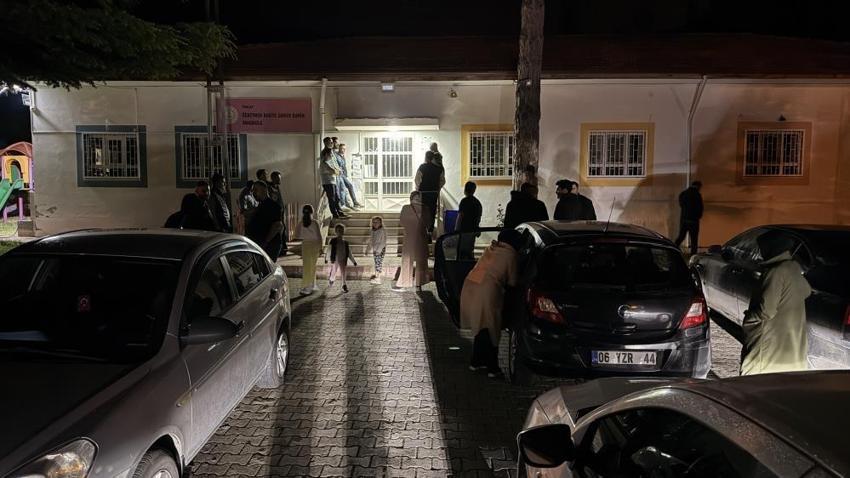 Tokat'ta gece yarısı karar değişti: Veliler okul önünde sıraya girdi
