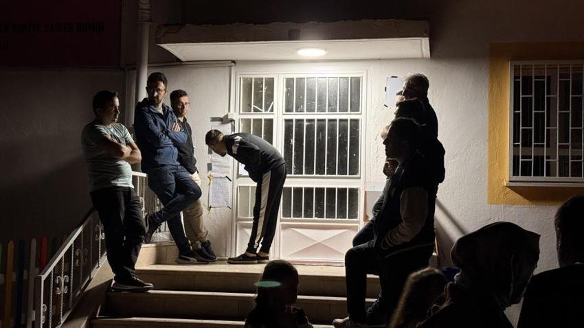 Tokat'ta gece yarısı karar değişti: Veliler okul önünde sıraya girdi