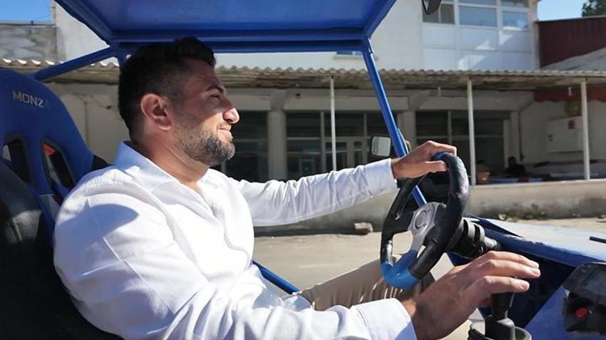 Görmek için sıraya giriyorlar! Sadece 16 bin liraya mal etti, su borusundan kendi arazi aracını yaptı: 'İlk kez gören oyuncak sanıyor'