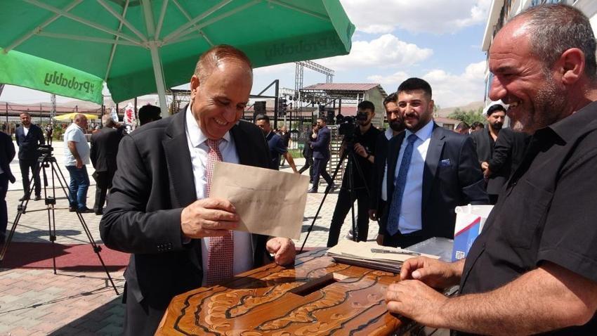 Aşiret düğününde bir ilk: Gelin ve damada takılar bu yöntemle takıldı