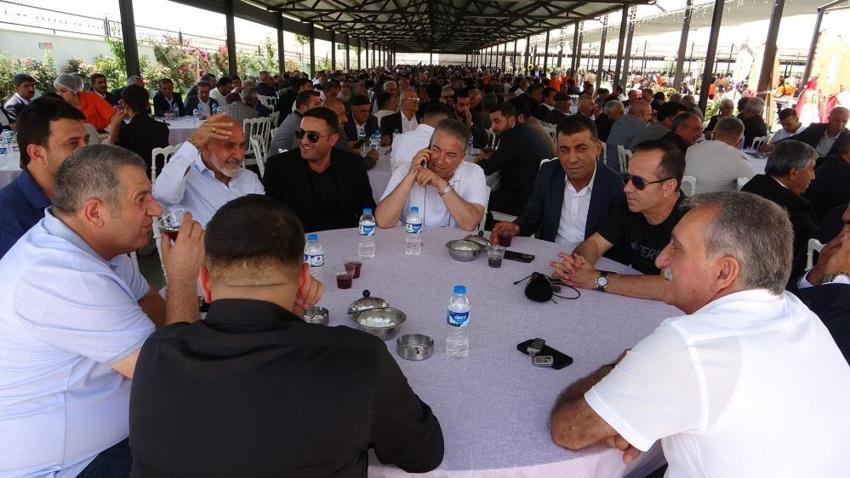 Aşiret düğününde bir ilk: Gelin ve damada takılar bu yöntemle takıldı