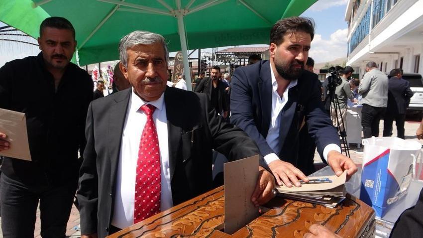 Aşiret düğününde bir ilk: Gelin ve damada takılar bu yöntemle takıldı