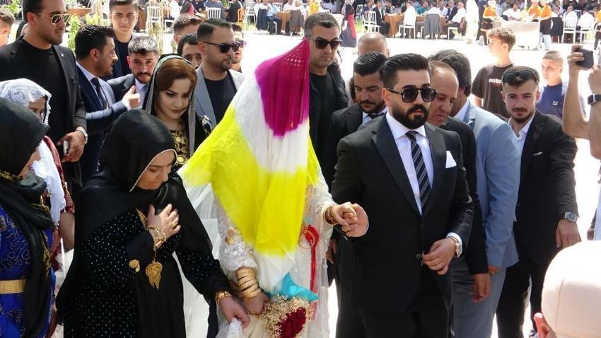 Aşiret düğününde bir ilk: Gelin ve damada takılar bu yöntemle takıldı