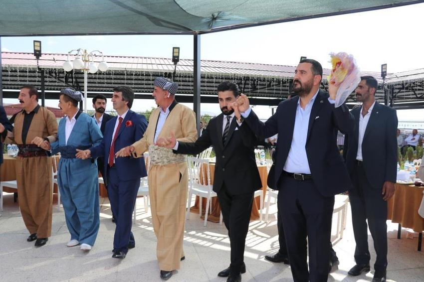 Aşiret düğününde bir ilk: Gelin ve damada takılar bu yöntemle takıldı