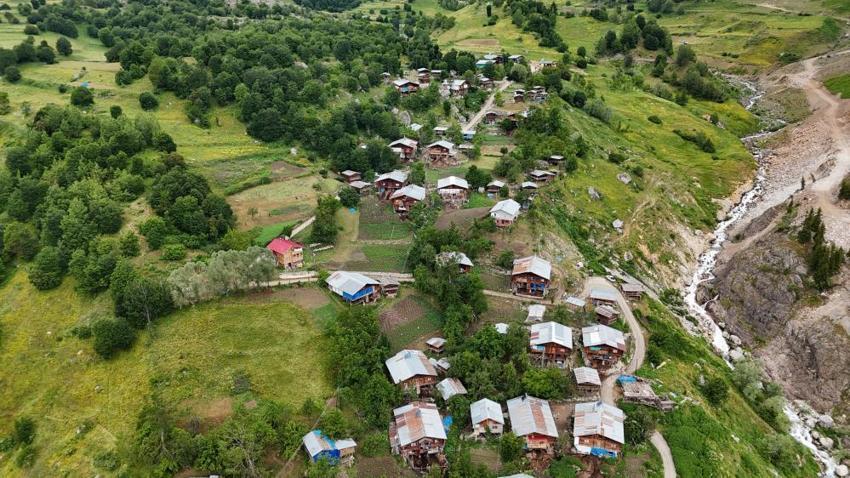 Artvin'in saklı cenneti coştu: Bazgiret Şelalesi ziyaretçilerini büyülüyor!