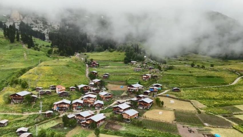 Artvin'in saklı cenneti coştu: Bazgiret Şelalesi ziyaretçilerini büyülüyor!