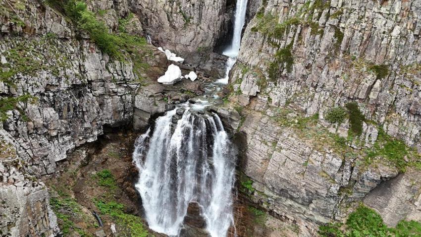Artvin'in saklı cenneti coştu: Bazgiret Şelalesi ziyaretçilerini büyülüyor!
