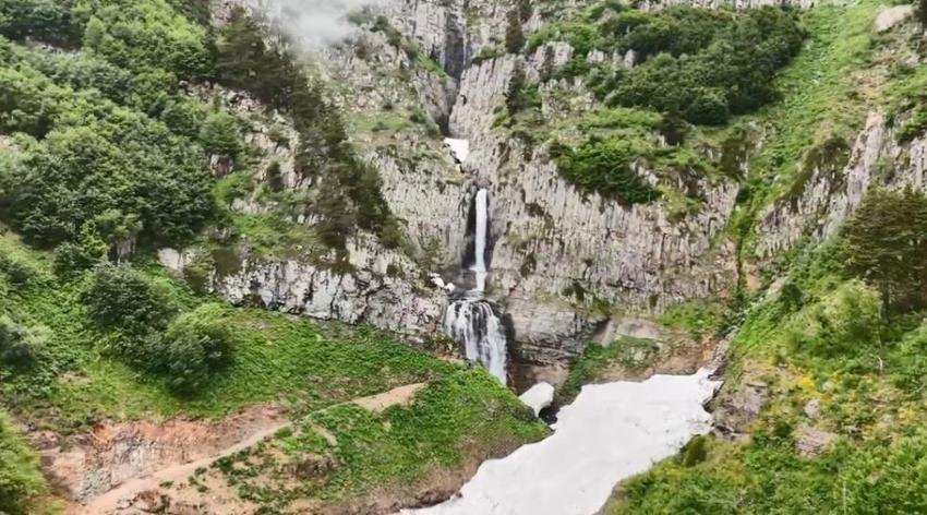 Artvin'in saklı cenneti coştu: Bazgiret Şelalesi ziyaretçilerini büyülüyor!