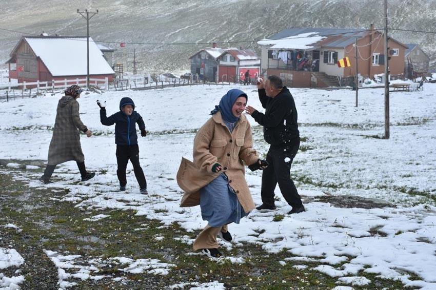 Kar yağışları 5 şehirde yaşayanlara sürpriz yaşattı! Rize, Trabzon, Bayburt, Gümüşhane ve Erzurum beyaza büründü
