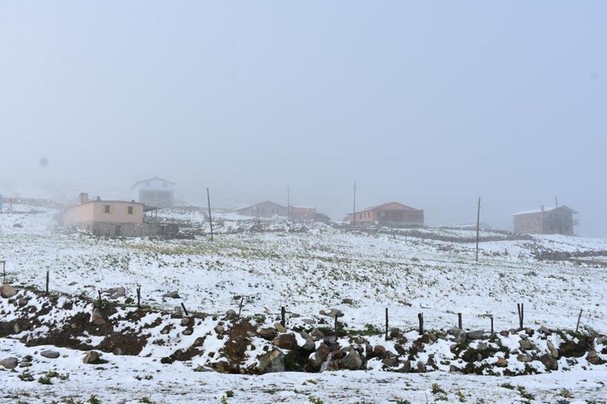 Kar yağışları 5 şehirde yaşayanlara sürpriz yaşattı! Rize, Trabzon, Bayburt, Gümüşhane ve Erzurum beyaza büründü