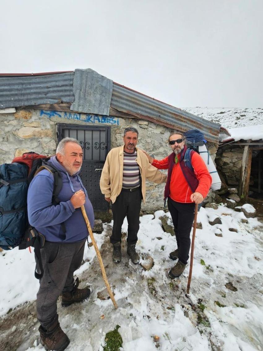 Ne olduğuna turistlerde şaşırdı: Rize'de kar bir anda bastırdı