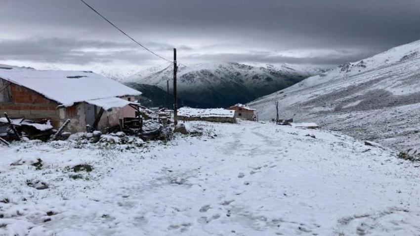 Ne olduğuna turistlerde şaşırdı: Rize'de kar bir anda bastırdı