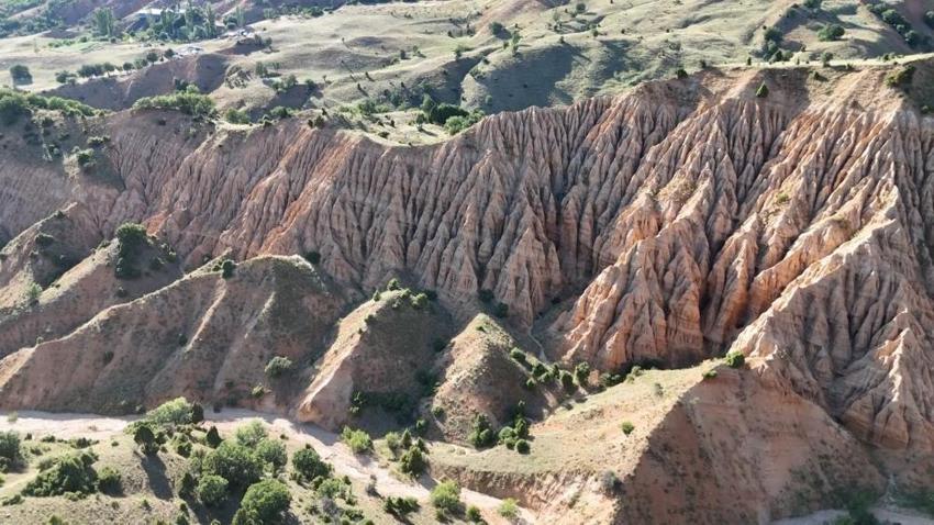 Sivas'ta köye 3 kilometre uzakta keşfedildi: İsmini şeytan koydular görüntüsü büyülüyor!