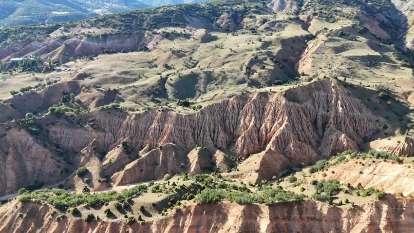 Sivas'ta köye 3 kilometre uzakta keşfedildi: İsmini şeytan koydular görüntüsü büyülüyor!