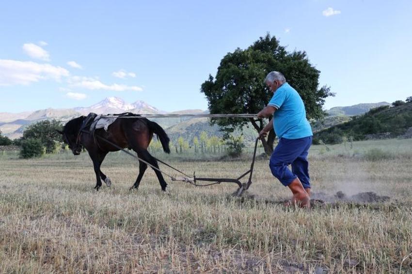 Doğuştan görmeyen atıyla günlük 4 bin TL kazanıyor: Erciyes'in yamacında bir Köroğlu hikayesi