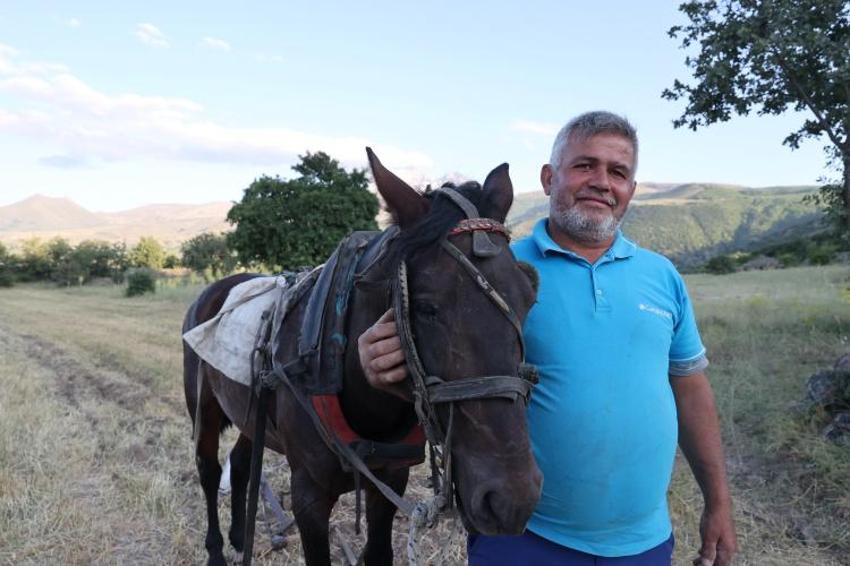Doğuştan görmeyen atıyla günlük 4 bin TL kazanıyor: Erciyes'in yamacında bir Köroğlu hikayesi