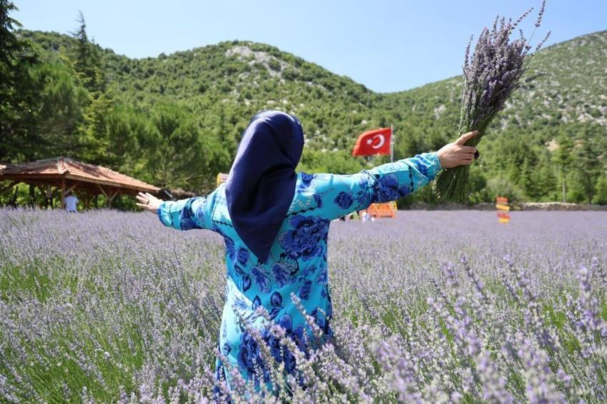 Adana'da 9 mahallenin kadınları birleşti: Araziyi kafeye çevirdiler! 30 TL'den satışı var