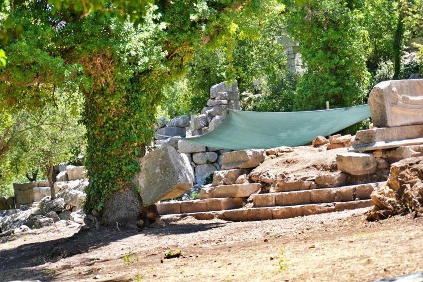 Kazı alanına geldiklerinde karşılaştılar: Yüzlerce kiloluk taşı sarıyor!