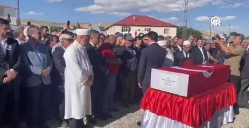 Türkiye şehitlerini uğurladı! 12 askerimize son görev