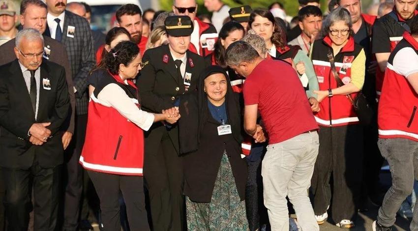Türkiye şehitlerini uğurladı! 12 askerimize son görev