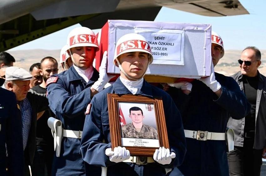 Türkiye şehitlerini uğurladı! 12 askerimize son görev