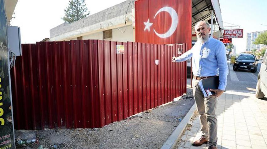 Adana'da ilginç olay! Tapulu arazim dediği sokağın girişini kapattı