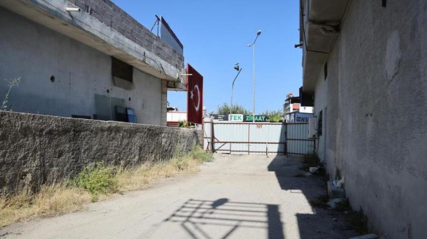 Adana'da ilginç olay! Tapulu arazim dediği sokağın girişini kapattı