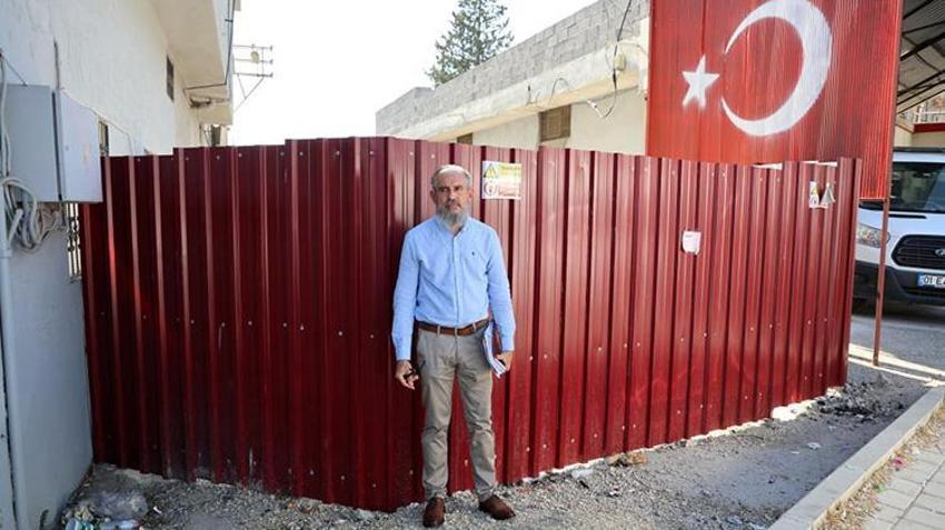Adana'da ilginç olay! Tapulu arazim dediği sokağın girişini kapattı