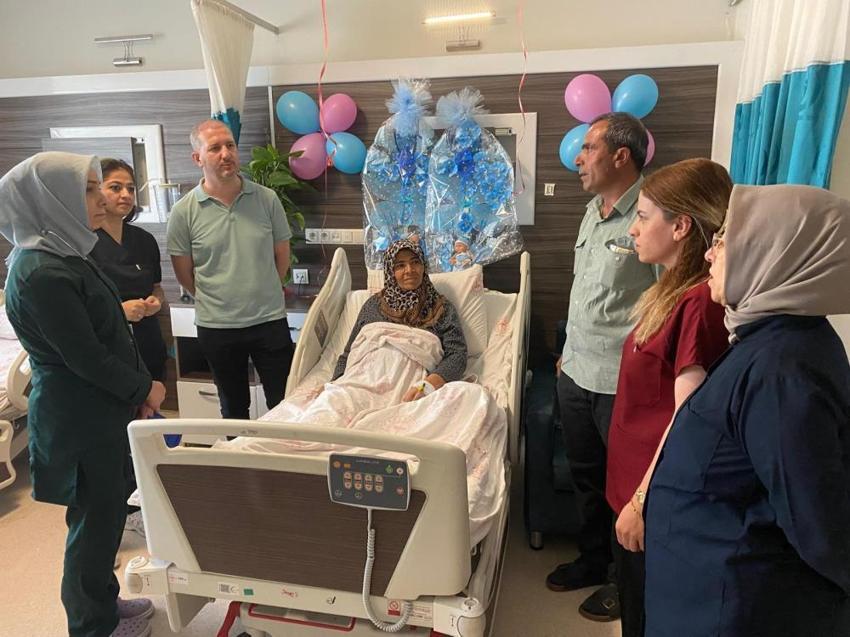 Åžanlıurfa'da tıp dünyasında mucize yaratan geliÅŸme! İleri yaşına raÄŸmen tüm riski göze aldı: 53 yaşındaki kadın ikiz bebek sahibi oldu