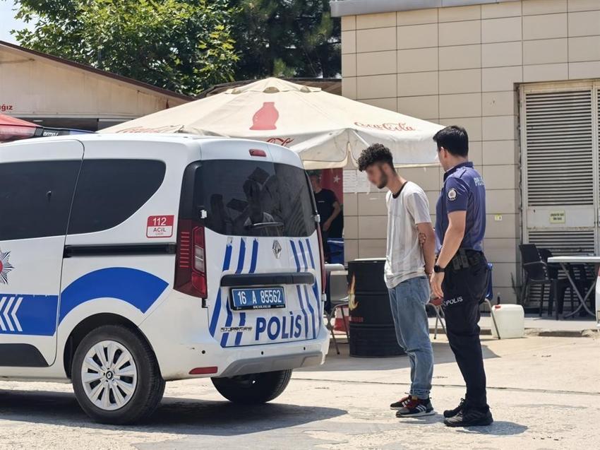 Alkollü genç serinlemek istedi! Hortumla ıslatmayan bahçıvana dersini verdi